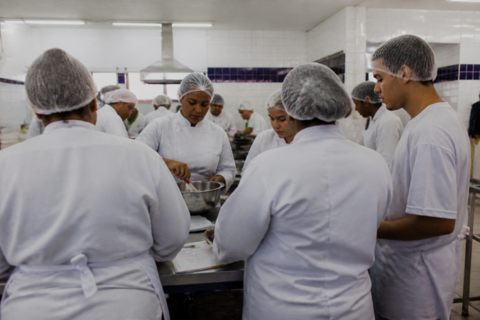 Curso gratuito de Cozinha Brasileira abre 15 vagas em Paranaguá; inscrições estão abertas