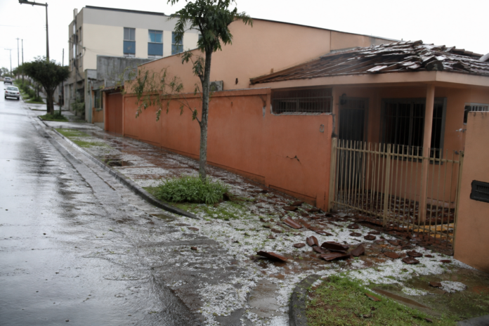 Chuva de granizo deixa 15 famílias desabrigadas no São João em Pato Branco