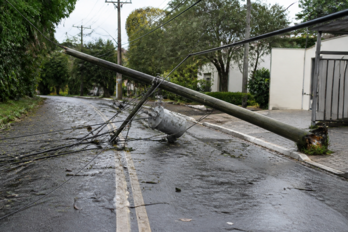 Temporal derruba postes e deixa 5,5 mil sem luz em Cascavel