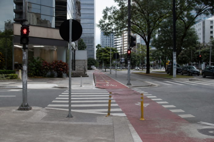 Praça Souza Naves abre para tráfego em Maringá; via reta substitui rotatória