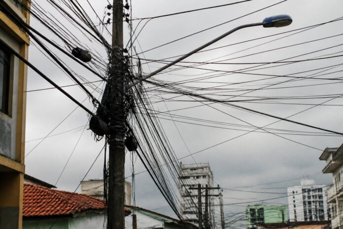 Rolândia notifica empresas de telefonia para retirar fios soltos dos postes