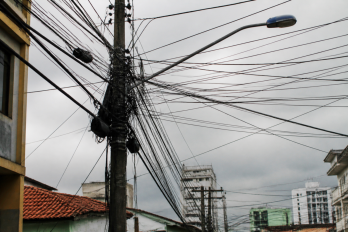 Rolândia notifica empresas de telefonia para retirar fios soltos dos postes