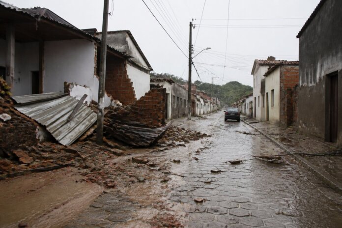 Temporal em Londrina destelha 78 casas na Zona Norte; Prefeitura distribui telhas