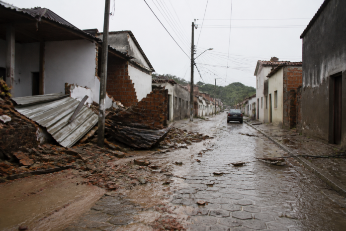 Temporal em Londrina destelha 78 casas na Zona Norte; Prefeitura distribui telhas