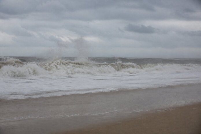 Marinha alerta para ventos de até 65 km/h no litoral do Paraná até quarta