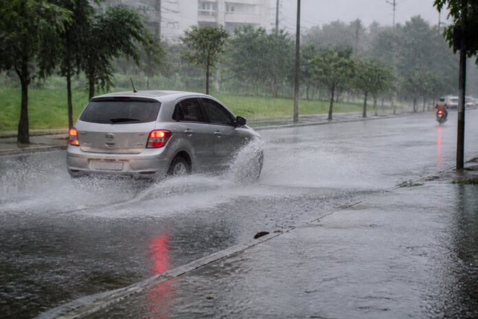 São José dos Pinhais em alerta vermelho; Defesa Civil orienta como agir durante temporal