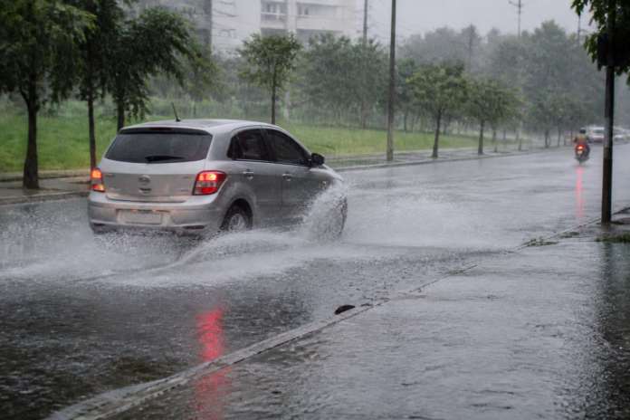 São José dos Pinhais em alerta vermelho; Defesa Civil orienta como agir durante temporal