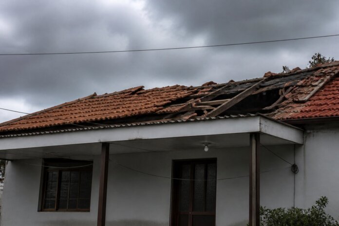 Ventania arranca telhado de casa em Toledo e mobiliza Defesa Civil