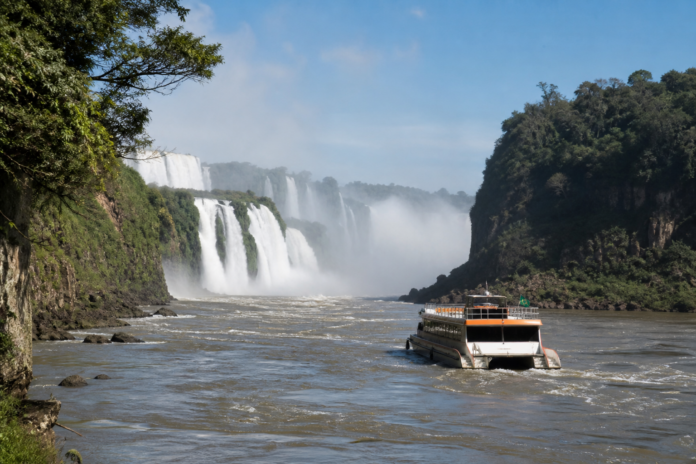 Novo barco de turismo faz primeiro teste nas Cataratas do Iguaçu