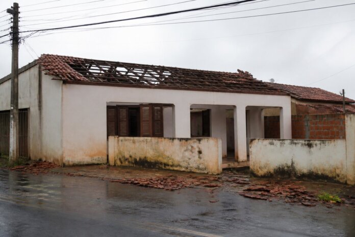 Chuva e ventania deixam 125 casas destelhadas na região Norte de Londrina