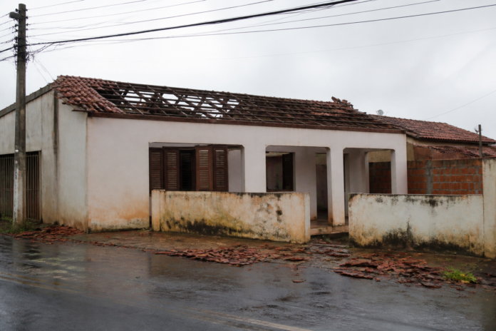 Chuva e ventania deixam 125 casas destelhadas na região Norte de Londrina