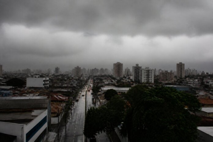 Maringá se prepara para chuva forte na segunda-feira; rajadas podem chegar a 55 km/h