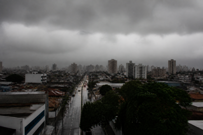 Maringá se prepara para chuva forte na segunda-feira; rajadas podem chegar a 55 km/h