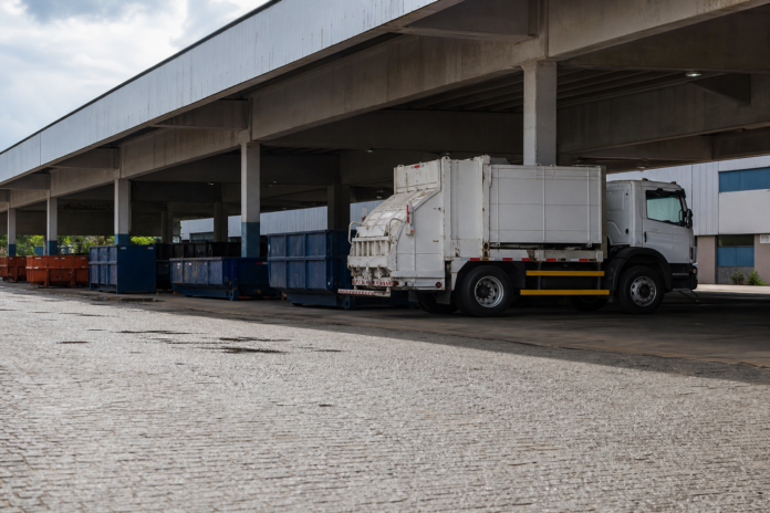 Caminhão de lixo tóxico chega ao Terminal Campo Comprido nesta terça