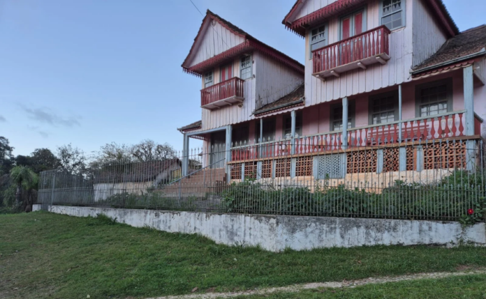 Idoso de 80 anos é encontrado morto e queimado na Casa Rosa em Almirante Tamandaré