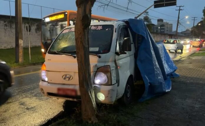 Idoso passa mal ao volante e bate caminhão em árvore no Boqueirão