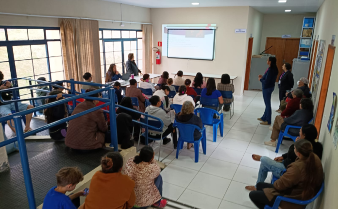 CRAS Sabará debate violência contra mulher no Agosto Lilás