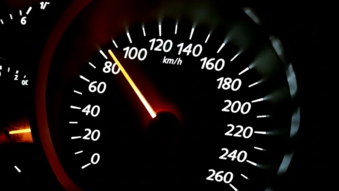 Velocidade entre 80 km/h e 90 km/h economiza combustível na estrada; veja como
