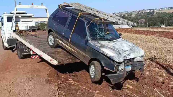 Jovem de 19 anos fica ferido ao bater carro em poste na zona rural de Toledo