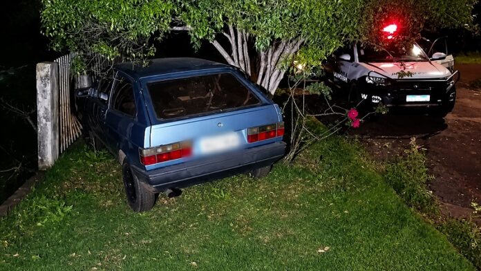 Gol estacionado começa a rodar sozinho e bate em muro em Toledo