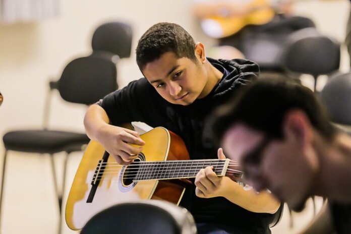 Projeto Violão Sertanejo abre inscrições para aulas gratuitas em Cascavel