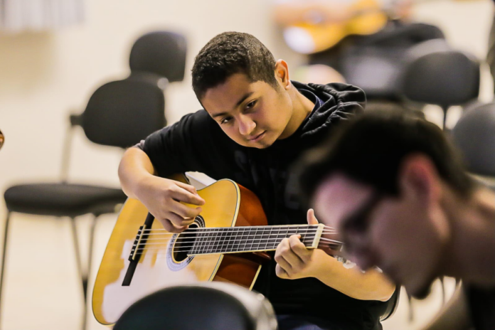 Projeto Violão Sertanejo abre inscrições para aulas gratuitas em Cascavel