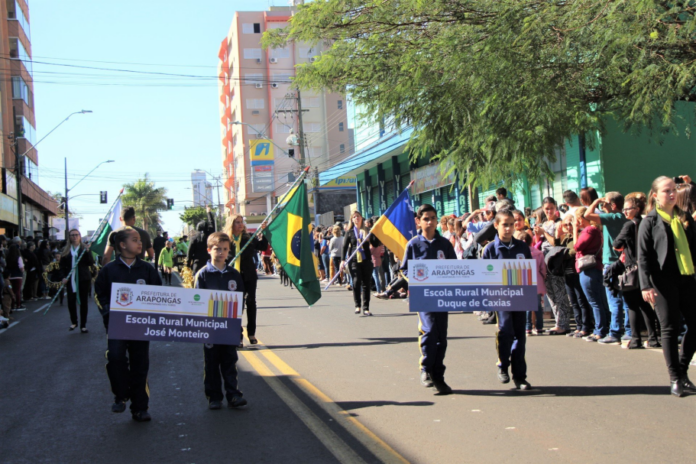 Arapongas realiza desfile cívico no 7 de setembro com mais de 80 pelotões