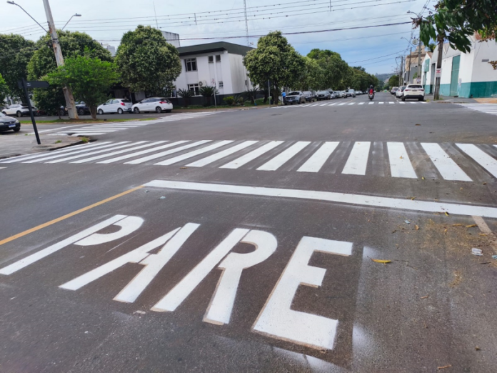 Prefeitura pinta faixas de pedestres e marcações no centro de Campo Mourão