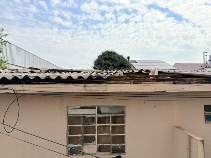 Chuva deixa mais de 50 casas destelhadas em Cascavel; Defesa Civil atende 24h
