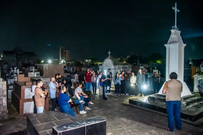 Cemitério de Paranaguá abre visita noturna para conhecer personagens que marcaram a história