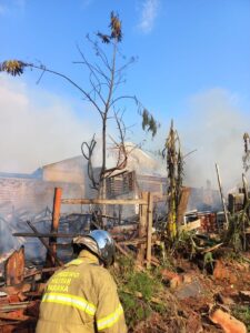 Incêndio em casa de Sarandi mobiliza bombeiros; moradores vizinhos evacuados