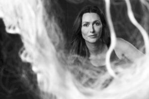 A artista visual Karina Amadori, de Pato Branco, em retrato de Katz Dan