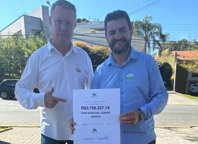 Prefeito e secretário municipal de Mobilidade Urbana com o documento do convênio de R$ 3.158.227,18 para pavimentação em Marechal Cândido Rondon