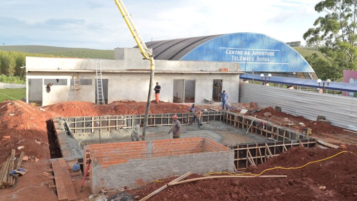 CCAJ reforma piscina e constrói vestiários em Telêmaco Borba