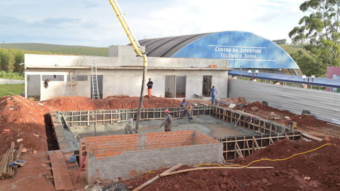 CCAJ reforma piscina e constrói vestiários em Telêmaco Borba