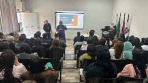 Secretaria leva palestra sobre carreira e inovação a colégio de Telêmaco Borba