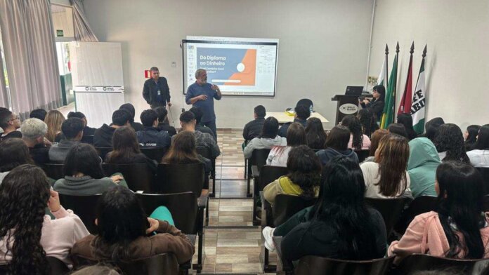 Secretaria leva palestra sobre carreira e inovação a colégio de Telêmaco Borba