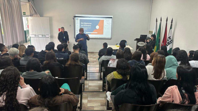 Secretaria leva palestra sobre carreira e inovação a colégio de Telêmaco Borba