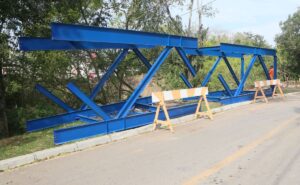 Passarela de 27 metros começa a ser instalada no Campina do Siqueira; veja o impacto no trânsito