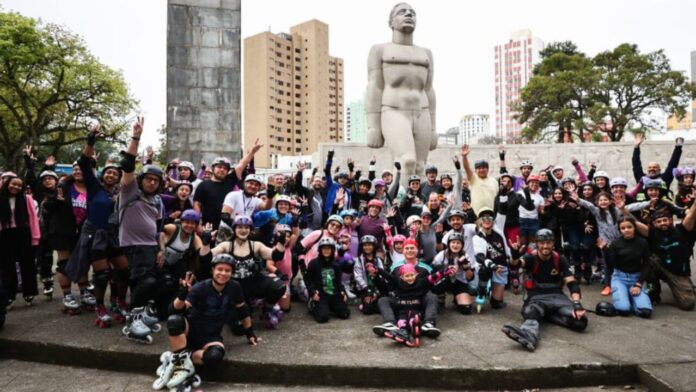 Patinadores rolam por Curitiba contra violência à mulher