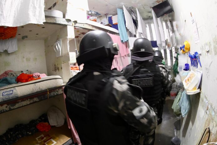 Polícia revista 640 detentos em operação na Penitenciária de Londrina