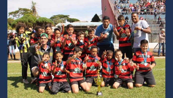 Escolinha Gol na Vida completa 11 anos em Apucarana com futebol e cidadania