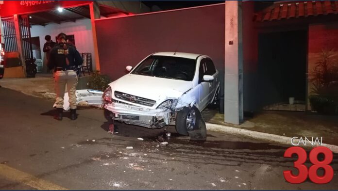 Motorista de 64 anos se fere ao bater carro em muro e lixeira em Apucarana