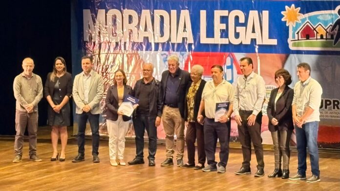 Prefeitura entrega 221 títulos de imóvel pelo Programa Moradia Legal