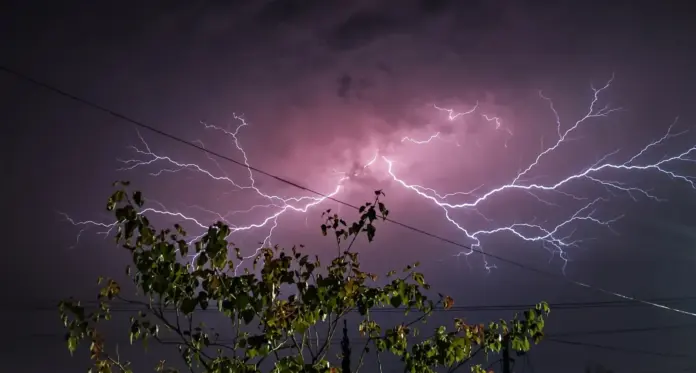 Temporal com granizo e raios deixa Pato Branco em estado de alerta