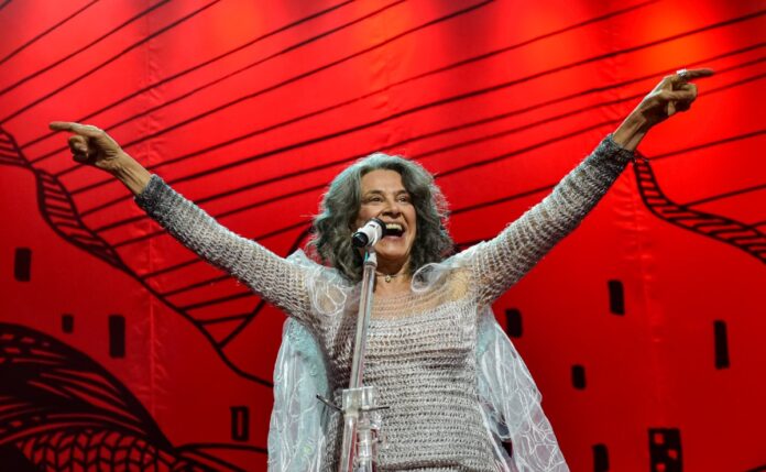 Simone volta a Curitiba com ingressos a preços sociais após show lotado em São Paulo