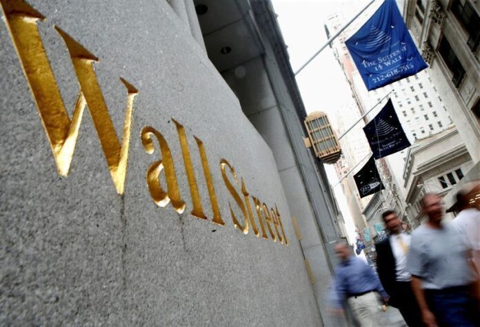 Bolsa de Nova York cai após Federal Reserve sinalizar política monetária mais rígida