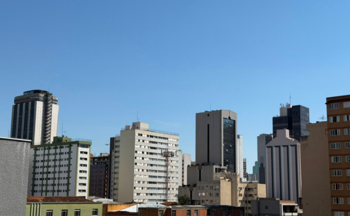 Terça-feira quente em Curitiba com 28°C e céu sem chuva