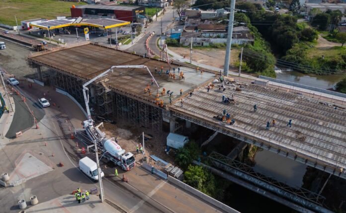 Viaduto Curitiba-Pinhais recebe primeira concretagem com 400 metros cúbicos
