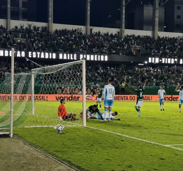Goiás abre placar contra Londrina após cinco minutos de revisão